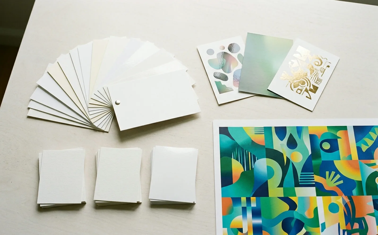 Nuanciers papier, échantillons de finitions et épreuve couleur sur une table de conseil